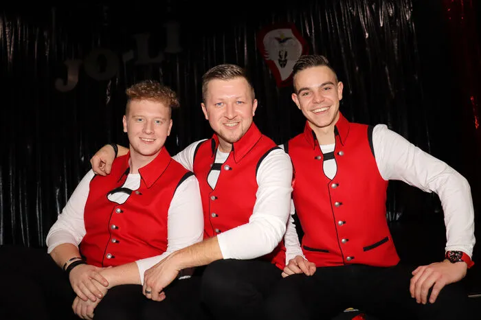 Weiter geht es am Faschingdienstag ab 13.30 Uhr mit einem großen Open-Air Programm wie Kinderschminken, Kinderdisco, Zaubershow, Star-Parade, Promi-Schirennen und Maskenprämierung.