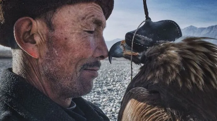 Der Chinese Siyuan Niu bekam den Grand Prize für diese atemberaubende Aufnahme. Sein Bild trägt den Titel "Man and the Eagle" - "Der Mann und der Adler".