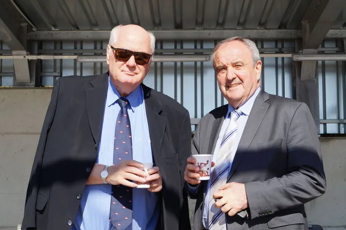 Kurt Peterle (Präsident des Kärntner Ruderverbandes) mit Bürgermeister Valentin Blaschitz