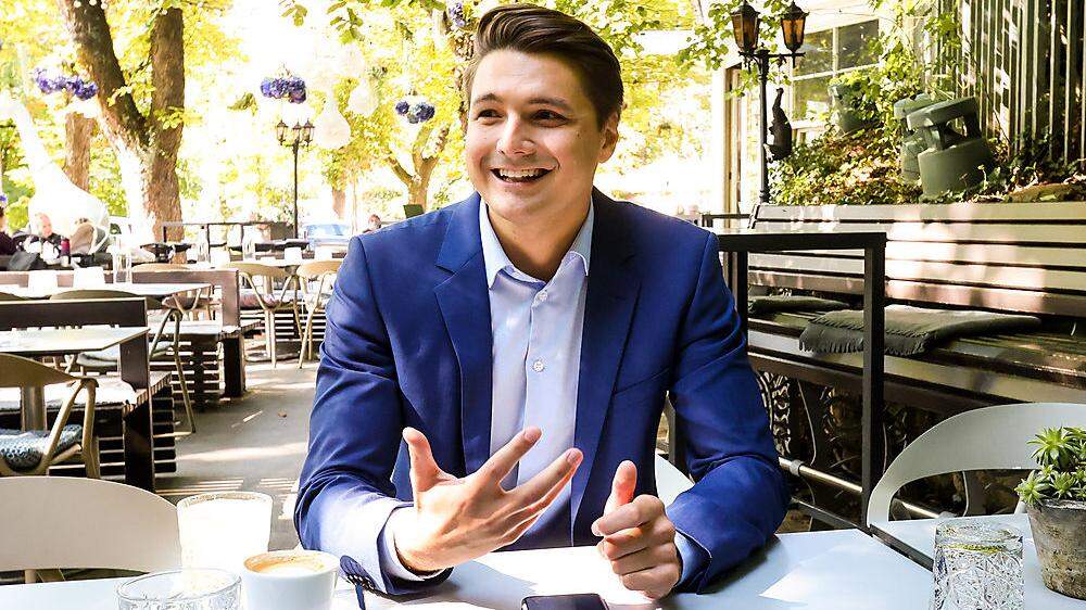 Neos-Klubobmann Niko Swatek beim Sommer-Interview im Grazer Cafe Promenade