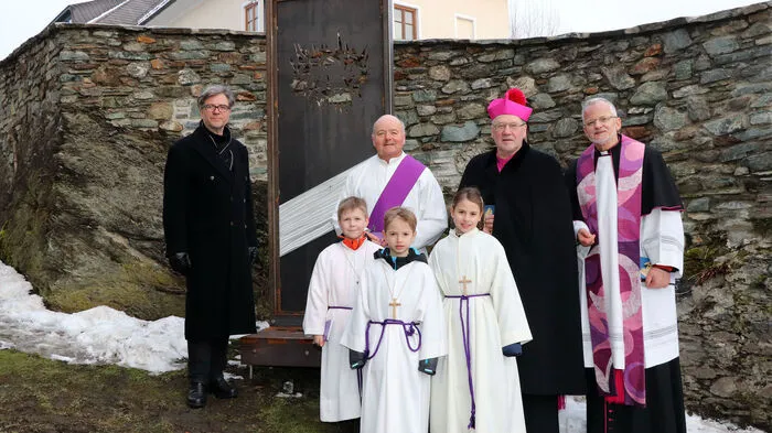 „Wir leben in einer Zeit, in der die Gefahr besteht, dass das Kreuz und damit das zentrale Symbol des Christentums verdrängt wird“, sagte Diözesanbischof Alois Schwarz Samstagnachmittag bei der Segnung und Eröffnung des neuen, vom Kärntner Künstler Karl Vouk gestalteten Kreuzweges in Maria Saal. Am Foto die II. Station: "Jesus nimmt das Kreuz auf sich".