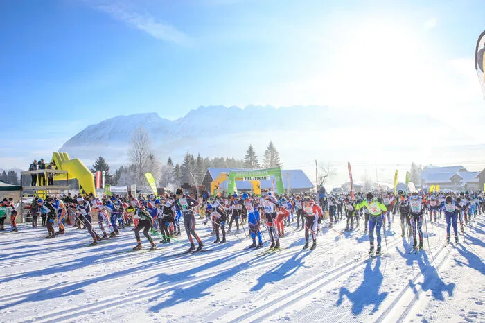 Die Veranstalter strahlten mit der Sonne um die Wette und konnten sich über ein Rekord-Teilnehmerfeld von knapp 700 Langläufern freuen. Um 10 Uhr erfolgte der Massenstart über die Distanzen 50 und 25 Kilometer in der freien Technik.