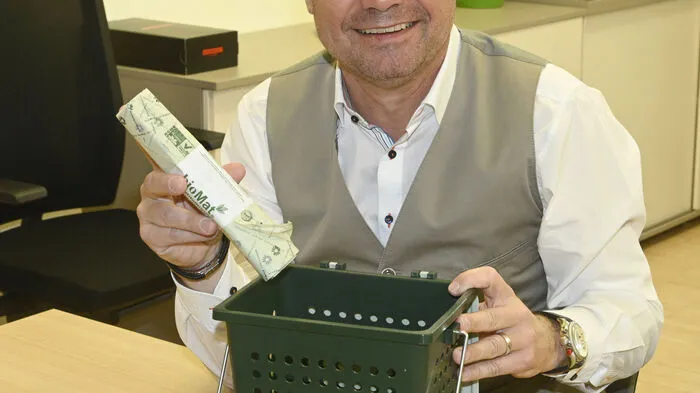 Bürgermeister Gerhard Pirih, Obmann des Abfallwirtschaftsverbands: "Plastiksackerln haben im Biomüll nichts zu suchen!" Biomüllsackerln aus Maisstärke geben Mitgliedsgemeinden gratis ab.