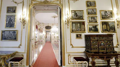 Schräger Glanz für die Hofburg