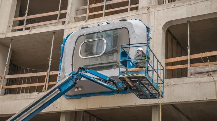 Monatelang ging bei der berüchtigten Baustelle beim ehemaligen Kommodhaus nichts weiter - man wartete auf die Fenster.