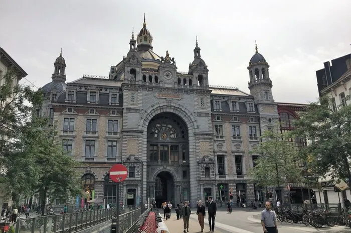 ... welche Augenweide Antwerpen ist, erschließt sich dem Besucher bereits bei der Ankunft am Bahnhof, einem Bau aus dem 19. Jahrhundert.