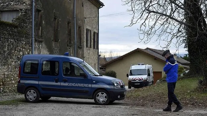 Die französische Gendamerie untersucht einen Tatort in Montvendre.