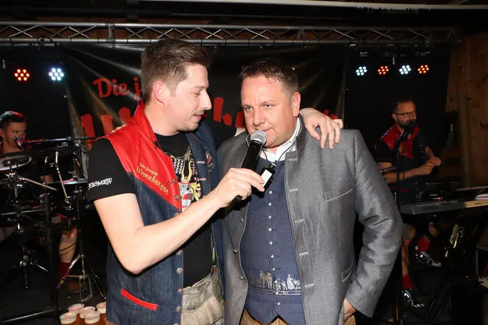 Bürgermeister Werner Egger eröffnete mit Manuel Wiltschnig von "Die jungen Wernberger" den Ostertanz im Kultursaal.