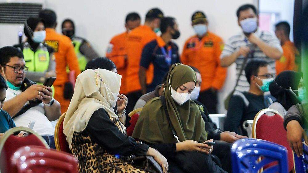 Angehörige warten am Flughafen von Jakarta auf Nachrichten
