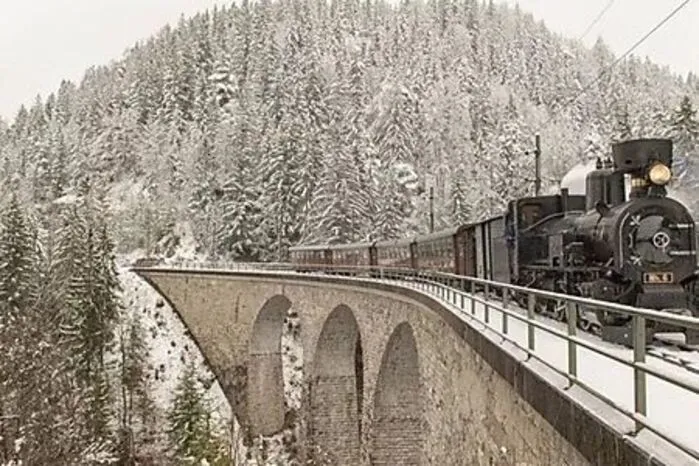 Niederösterreich. Den „Advent auf Schiene“ bringt die Mariazellerbahn bei Fahrten mit der Dampflok Mh.6, dem Panoramawagen oder mit dem „Ötscherbären“. Von St. Pölten nach Mariazell führt die Route durch den Naturpark Ötscher-Tormäuer. Im Speisewagen werden weihnachtliche Schmankerl serviert, entlang der Strecke liegen zahlreiche Adventmärkte.