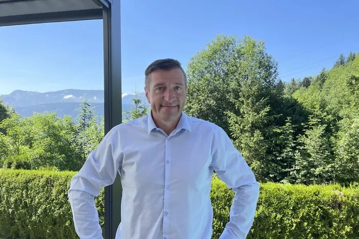 Mittlerweile kann er die Situation anders sehen: "Dadurch wurde ich, wer ich jetzt bin. Ich kann mich jetzt auf das Wesentliche konzentrieren – und zwar die Familie. Vielleicht helfen mir meine Erfahrungen auch bei der Personalführung." Der dreifache Vater ist Kundendienstleiter für ganz Österreich beim Baumaschinenhändler Bomag. Außerdem ist er Obmann des Lassinger Knappenvereins. Mit Hainzl hat er wenig Kontakt.