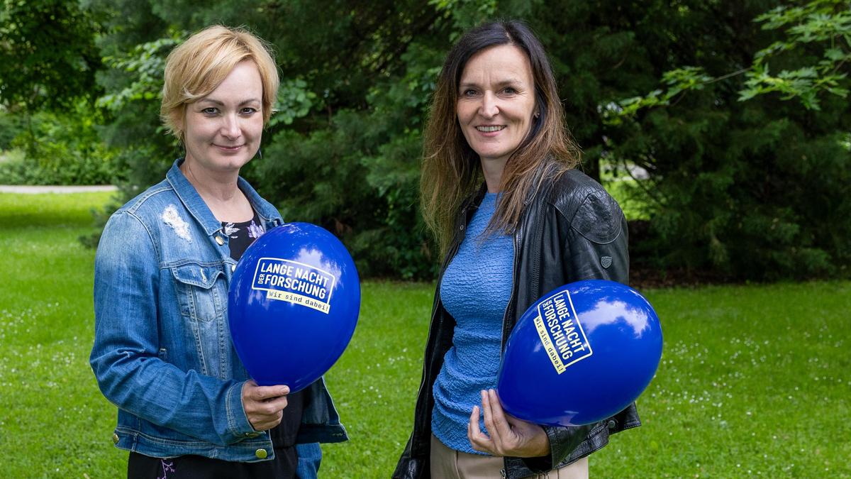 Romy Müller (links) und Barbara Orasche sind für die Lange Nacht der Forschung an Uni und im Lakeside Park zuständig