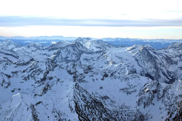 Windfahne über dem Berggipfel