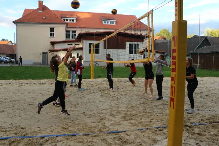 Trotz nassem Sandplatz wurde aber auch hier fleißig gebaggert und gepritscht.