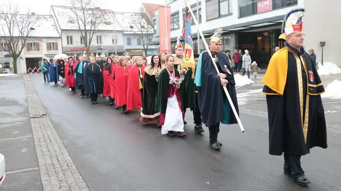Seit Samstagvormittag regiert die Stadtwache in Feldbach. Vor der Schlüsselübergabe zog man durch die Stadt. 