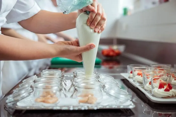 Die Schülerinnen und Schüler lernen unter anderem kochen ...