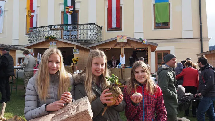 Es ist noch Erntezeit. In Keutschach ging nach der gelungenen Premiere im Herbst des vergangenen Jahres am Samstag zum zweiten Mal das Rübenfest über die Bühne. Im Mittelpunkt standen Gerichte, die aus Rüben gemacht werden. So gab es an den zahlreichen Standeln neben einer guten heißen Rübensuppe, auch Exotisches wie Rübentorte und einen Rübenburger mit lila Brot. Vor dem Keutschacher Gemeindeamt ging es nach der Eröffnung am kühlen Vormittag mit Kindertheater und Jugendvolkstanz gemütlich durch den Nachmittag. Die Gemeinde stellte ihr neues Wahrzeichen aus - das Duplikat eines mittelalterlichen Steines, der eine Rübe zeigt. Das Original wurde in Keutschach gefunden und wird im Landesmuseum aufbewahrt. Das Duplikat kommt demnächst an den Eingang des Gemeindeamts.
