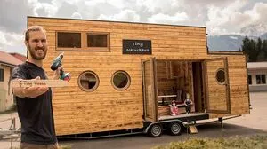 Wieland Kraus baut mit seinem Team vier bis sechs Monate an einem Tiny Naturhaus  