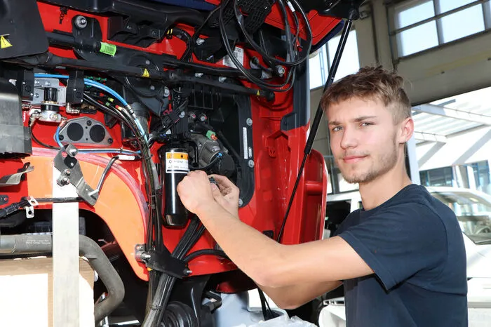 Ich befinde mich in meinem zweiten Lehrjahr als Karosserie- und Bauchmechaniker bei der Firma Nusser in Feldkirchen und besuche die Fachberufsschule in Villach.  Mein Ziel ist es, später einmal den Meisterbrief zu machen.  Ich bin sehr produktiv und bringe meine Arbeitsleistung gerne ein. Da das Lernen in meinen Beruf kein Ende hat, ist es mir wichtig, weiterhin viele Ausbildungen zu absolvieren. Ein großer Wunsch für den Berufsalltag wäre eine Vier-Tage Woche. Ebenso ist ein freundlicher Umgang miteinander sehr wichtig. Bei unserem guten Arbeitsklima kommt der Spaß und der Humor nicht zu kurz. Meine Kollegen sind auch immer für mich da, unser Umgang miteinander ist sehr hilfsbereit.