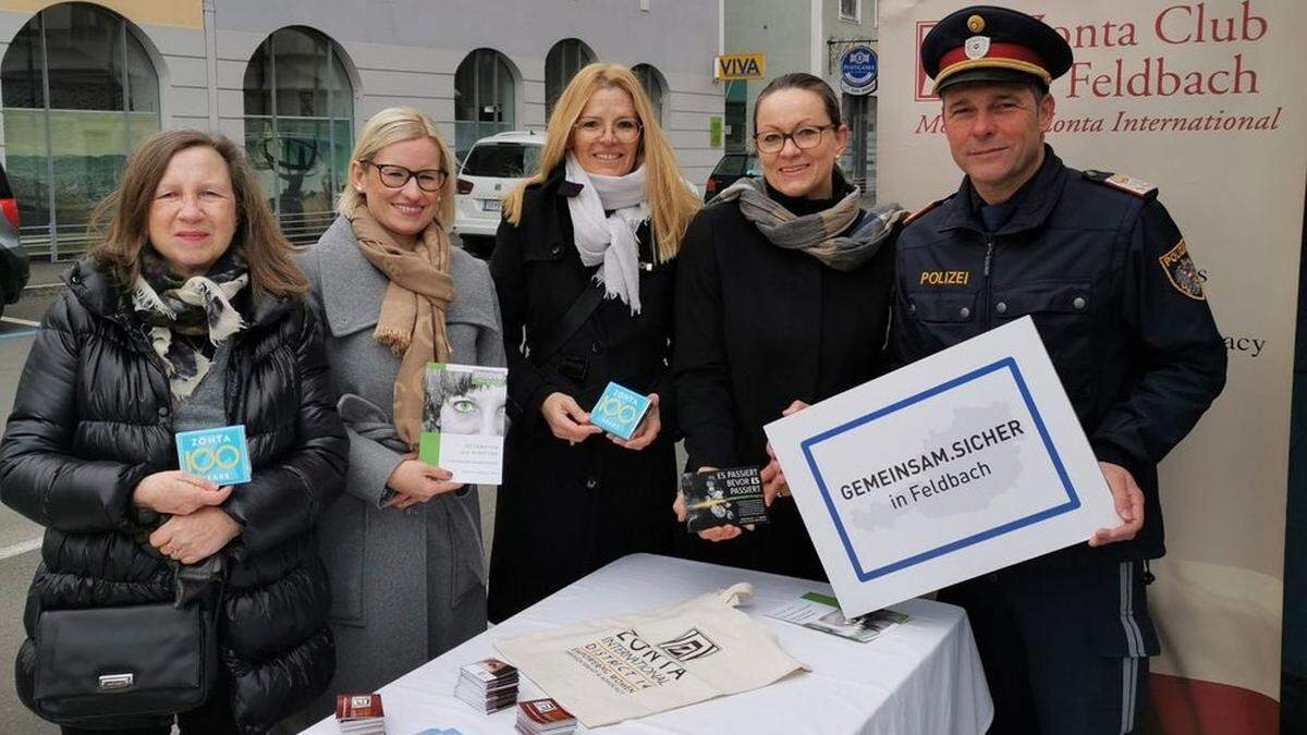 Vertreterinnen von Zonta und Innova mit Kontrollinspektor Leo Josefus am Feldbacher Hauptplatz