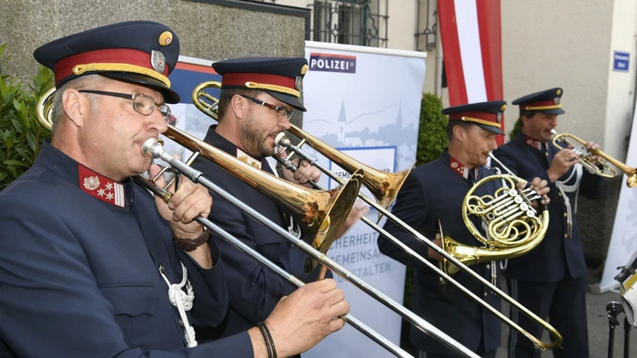 Die Polizeimusik begrüßte die vielen Gäste am "Gendarmerieplatzl" im Polizei-Innenhof.