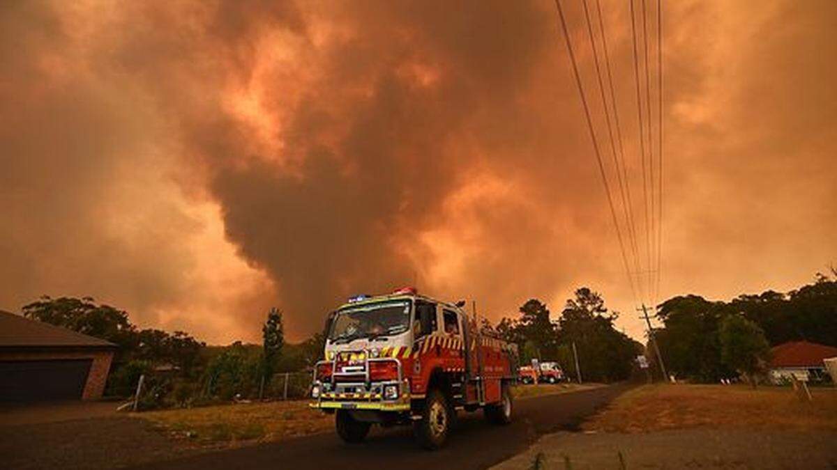 Die Feuerwehren kämpfen verzweifelt gegen die gewaltigen Brände