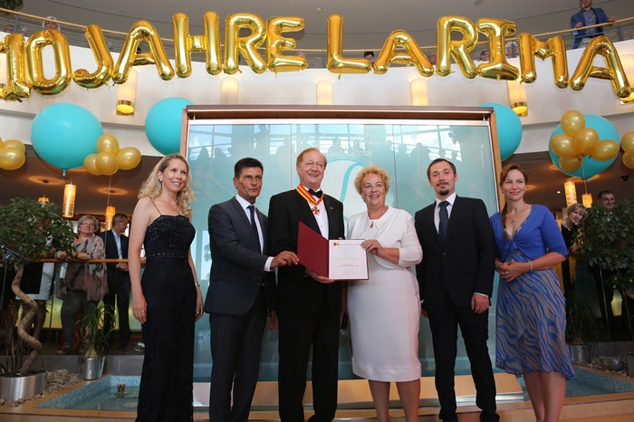 Christian Illedits, Präsident des Burgenländischen Landtages und Verena Dunst, Landesrätin im Land Burgenland überreichten Hotelier Johann Haberl für sein über 40-jähriges Wirken, die touristische Weiterentwicklung, die 10-jährige und besonders erfolgreiche Selbstständigkeit und sein spezielles Engagement das „Komturkreuz des Landes Burgenland“, die zweithöchste Auszeichnung des Landes.