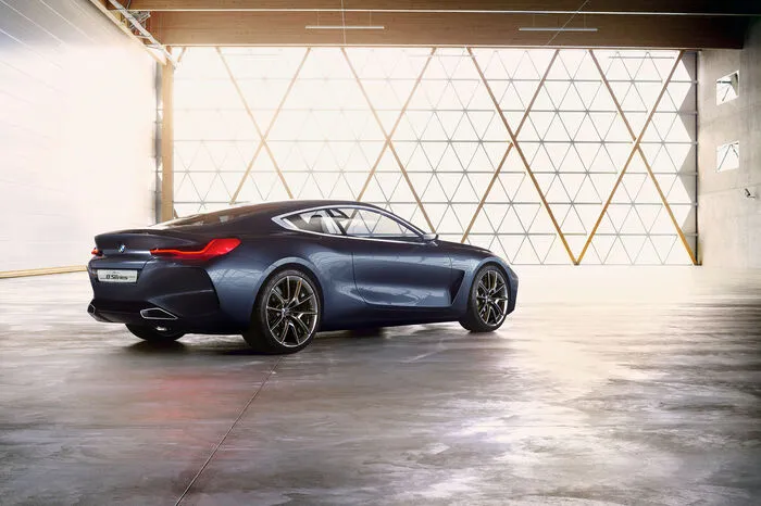 BMW-typisch formen eine große Niere, schmale Doppelscheinwerfer und große Lufteinlässe die Frontgrafik.