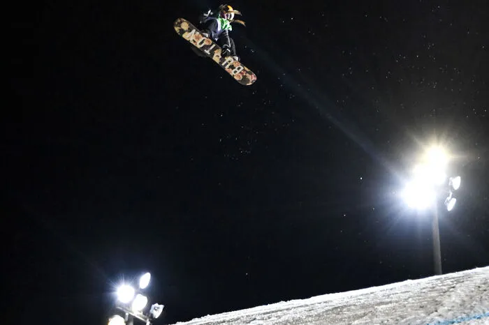 Anna Gasser krönte sich in der Sierra Nevada zur Big-Air-Weltmeisterin. Sie wusste, dass es Zeit war, alles auf eine Karte zu setzen. Mit Nerven aus Stahl ging sie im letzten Heat volles Risiko und holte sich mit dem „Backside Double Cork 1080“, den zuvor noch keine Frau schaffte, und dem Maximum von 100 Punkten ihr erstes WM-Gold.