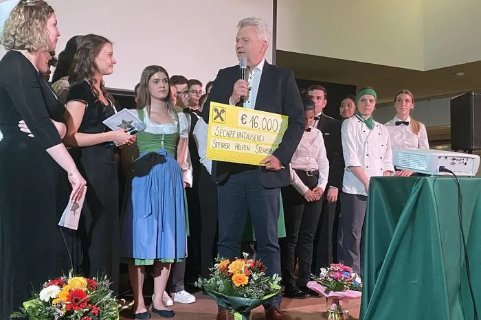 Bernhard Olbrich, Präsident von "Steirer helfen Steirern" nahm den Scheck über 16.000 Euro entgegen.