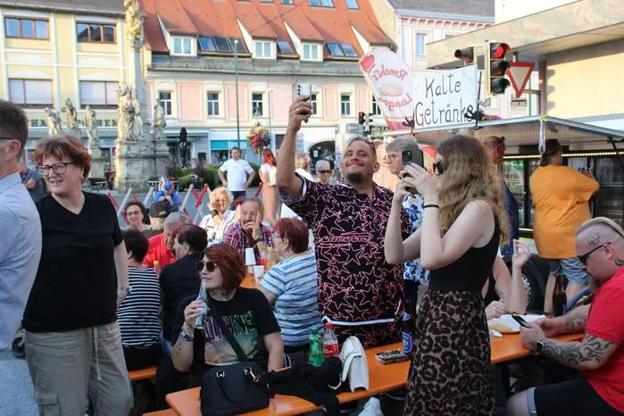 Das nächste Gratiskonzert am Michaeliplatz findet am Donnerstag, dem 21. August ab 19 Uhr statt – allerdings nur bei Schönwetter. Die steirische Band „Hannerl“ wird dann auftreten.