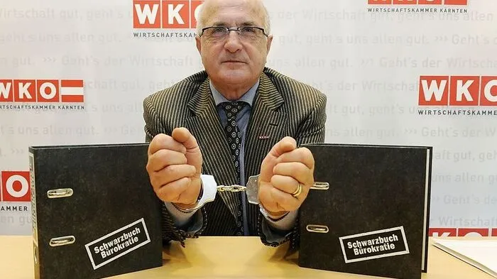Mit dem "Schwarzbuch Bürokratie" demonstrierte Pacher als WK-Präsident anschaulich, dass die Verwaltung die Kärntner Unternehmen knebele