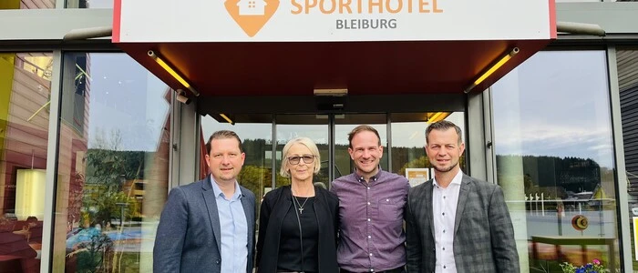 Gerd Riegler, Michael Raunig und Markus Wutscher vom ÖJHV Kärnten (von links) mit Hausleiterin Karin Raunig