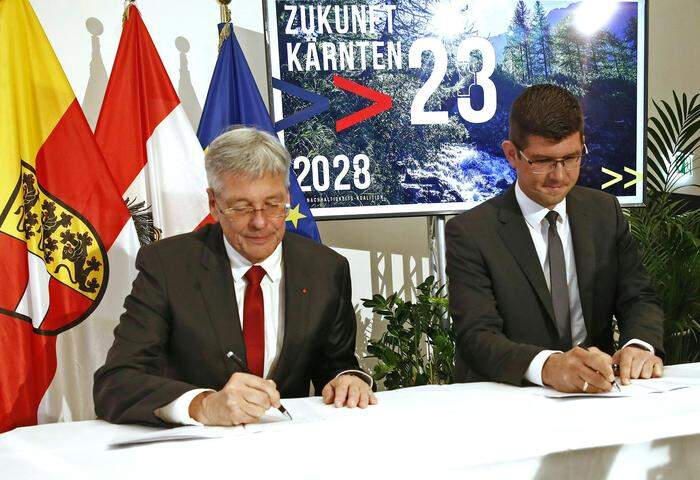 Peter Kaiser (SPÖ) und Martin Gruber (ÖVP) bei der Unterzeichnung.