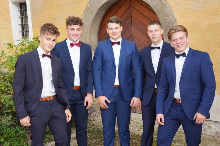Fünf Burschen sind unter den 21 Maturanten im BG Porcia.