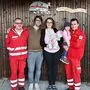 Eduard Taus, die Eltern Hans-peter und Margit (sie wollen nicht mit Nachnamen genannt werden) und Sanitäter Mario Feichtinger mit der kleinen Schwester von Theresa