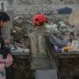 Afghanische Kinder suchen im Müll nach Essen 