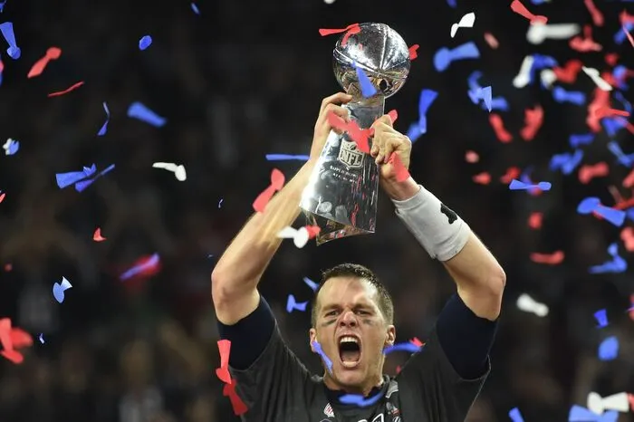 Dank einer unfassbaren Aufholjagd und einem 34:28-Sieg nach Verlängerung über die Atlanta Falcons holen sich Quarterback Tom Brady und seine New England Patriots den 51. Super Bowl. Der Mann von Supermodel Gisele Bündchen ist der erste Starting-Quarterback, der fünf Super Bowls für sich entscheiden konnte.