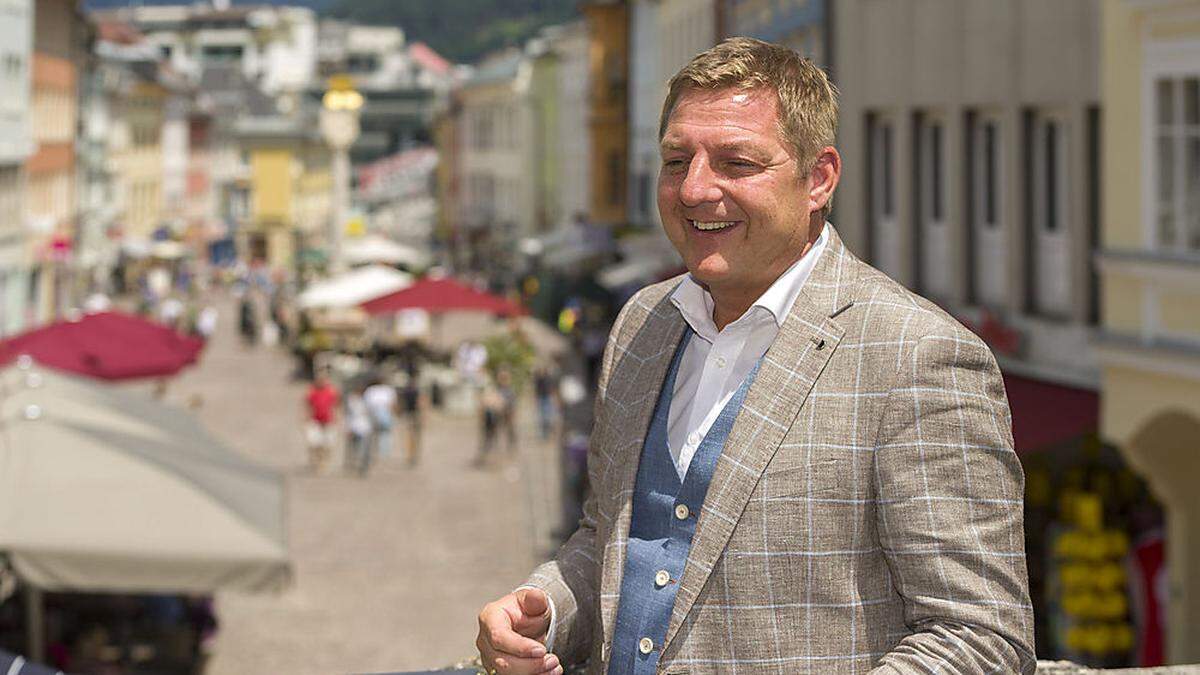 Villachs Bürgermeister Günther Albel lädt die Bevölkerung am Hauptplatz zum Gespräch