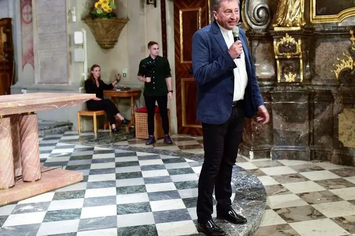 Farblich abgestimmt auf die vier Jahreszeiten begeisterten die Modelle das Publikum in der bis zum letzten Platz gefüllten Stadtpfarrkirche