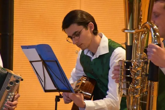 Mitgestaltet wurde die Veranstaltung von der Volksmusikgruppe „Alpharmonie“, vom Volksschulchor Mariahof und von der Kärntner Sängerrunde.