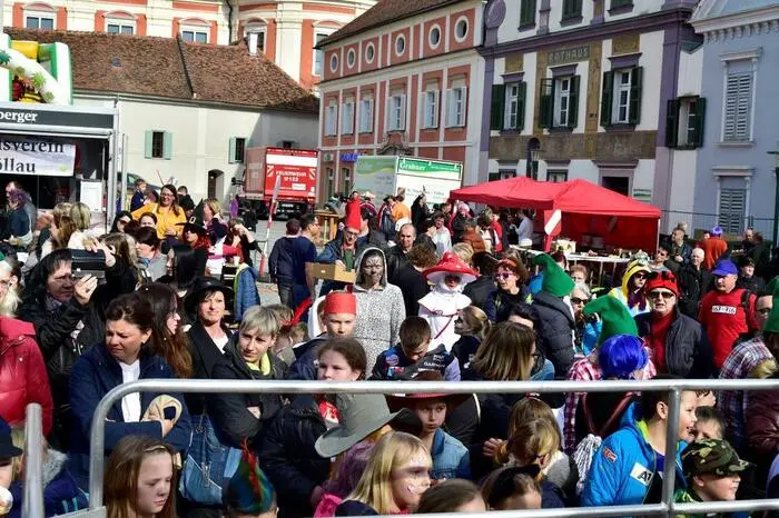 Dicht gedrängt standen die Besucher und spendeten viel Beifall für das abwechslungsreice Programm