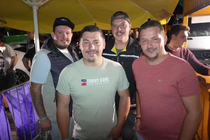 Wer danach noch immer nicht genug hatte, feierte in der voll besetzten Disco munter weiter. Dort übernahm DJ FeelX das Kommando am Mischpult, drehte die Regler hoch und sorgte mit satten Beats und bester Club-Stimmung dafür, dass die Partybande bis in die frühen Morgenstunden durchtanzte.