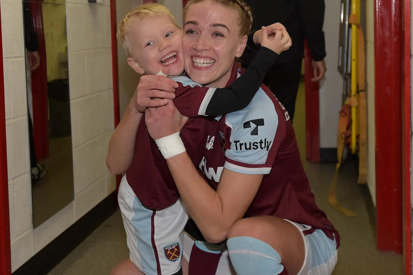 Islands Dagny Brynjarsdottir mit ihrem Nachwuchs