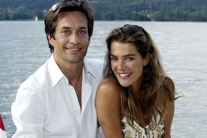 August 2005: Grasser und Freundin Fiona Swarovski posieren auf dem Wörthersee