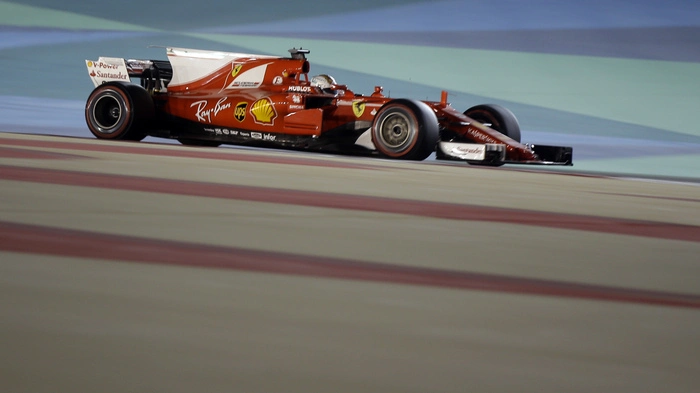 Sebastian Vettel fährt beim GP von Bahrain zum Sieg.