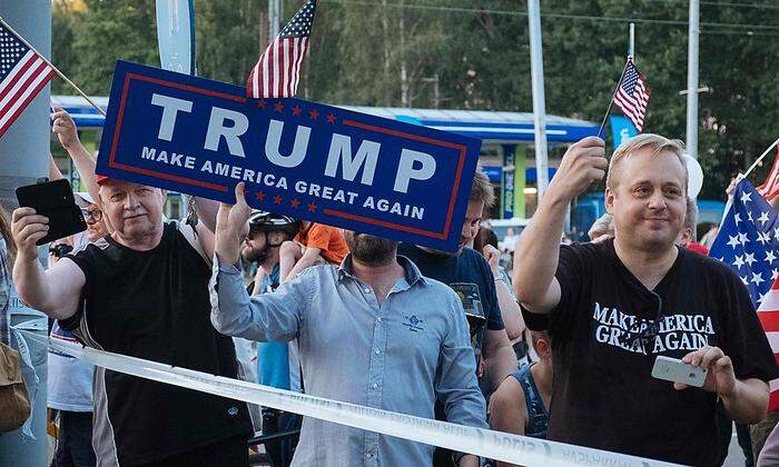 Unterstützer von US-Präsident Donald Trump heißen ihn mit einer Kundgebung in Helsinki willkommen.