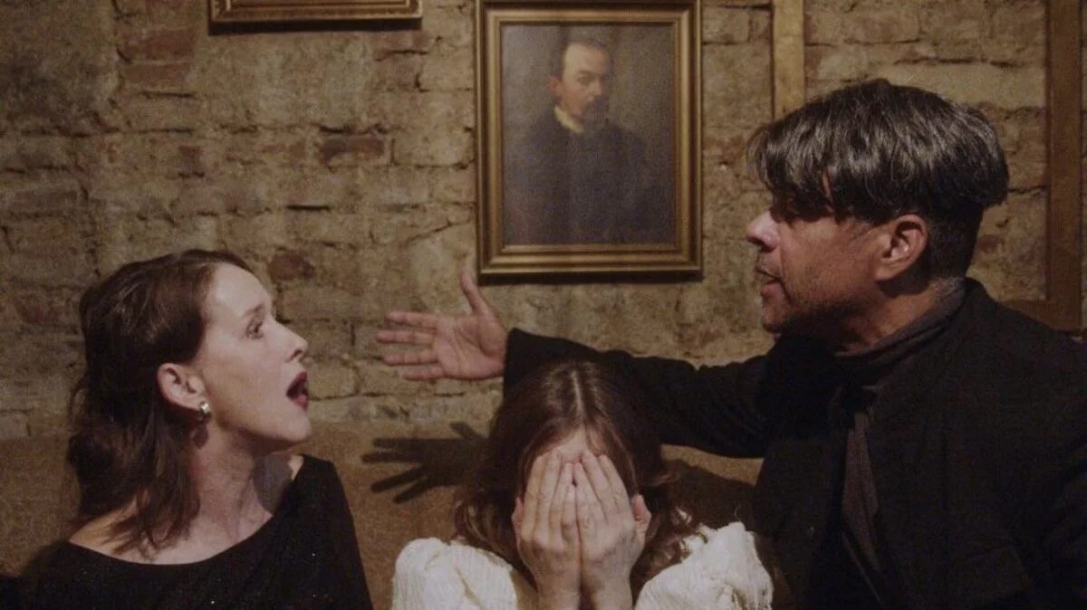Sabine Haupt und Allan Hausmann mit Elisa Plüss (Mitte) in „Das Haus“