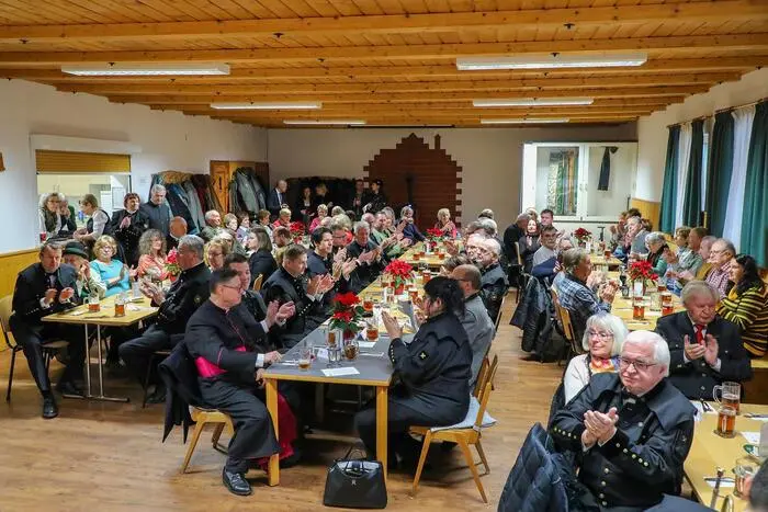 Seit Jahrzehnten hat sich der Trachtenverein Steirerherzen Seegraben dem Brauchtum verschrieben, um diesen in der Region zu bewahren und lebendig zu halten. Seit seiner Gründung im Jahr 1931 engagiert sich der Verein dafür, insbesondere jungen Menschen die Werte und Traditionen näherzubringen, die das kulturelle Erbe der Steiermark prägen.