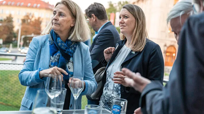 Stadtparteigeschäftsführerin Hedwig Staller (M.) und FPÖ ließen die Wahl in der Thalia ausklingen.
